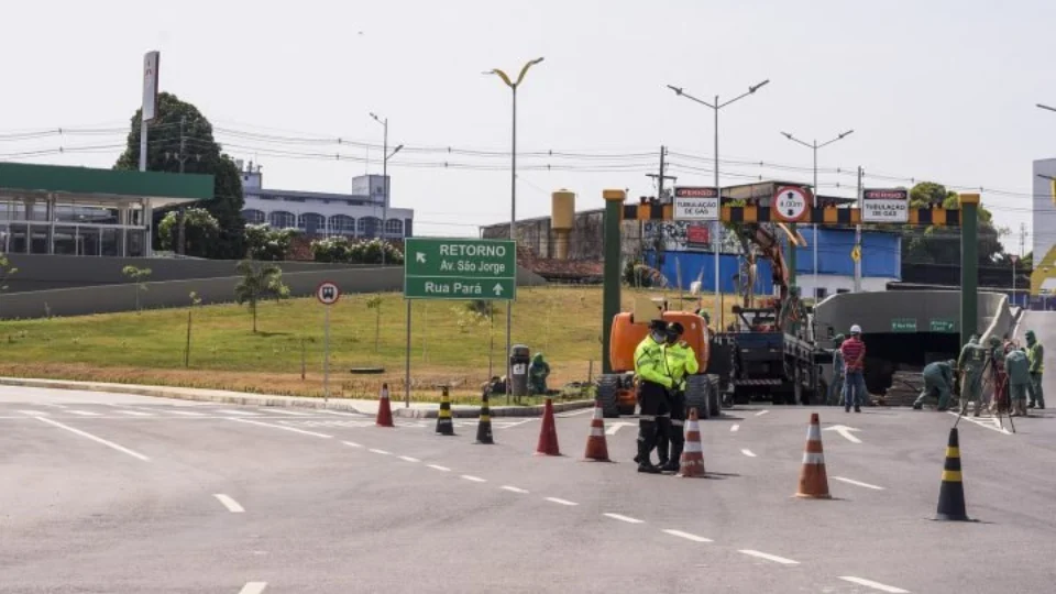 Viaduto recebe reinstalação de limitador de altura no bairro São Jorge