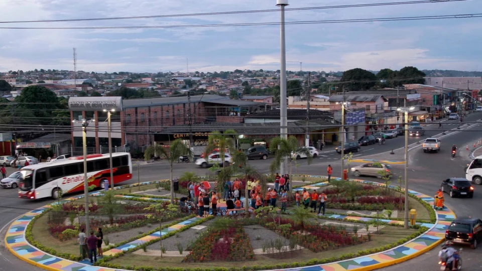 Rotatória Coronel Jorge Teixeira é entregue na zona Leste