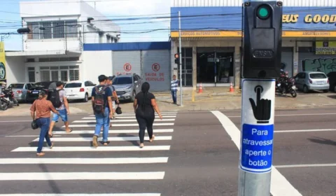 Semáforo para travessia de pedestres é instalado na entrada do T1