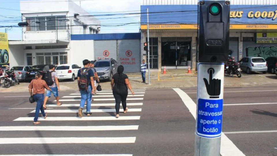 Semáforo para travessia de pedestres é instalado na entrada do T1