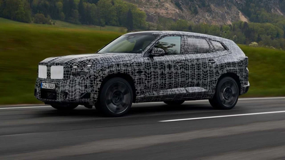 BMW XM entra em fase final de testes