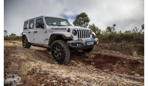 Jeep® Wrangler 2022 estreia com câmera off-road e assistentes autônomos