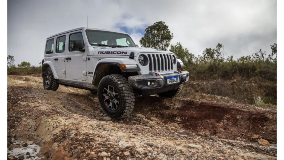 Jeep® Wrangler 2022 estreia com câmera off-road e assistentes autônomos