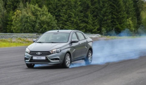 Você sabe como frear o carro corretamente em uma emergência?