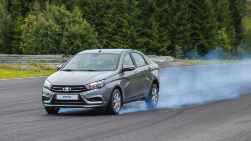 Você sabe como frear o carro corretamente em uma emergência?