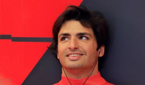 Na abertura da temporada de Fórmula 1, Sainz comemora pódio no Bahrein