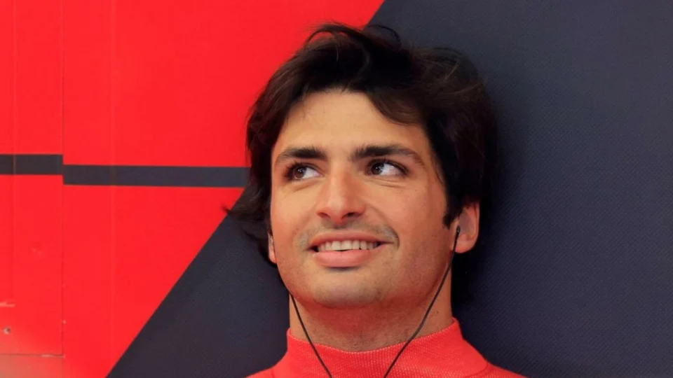Na abertura da temporada de Fórmula 1, Sainz comemora pódio no Bahrein