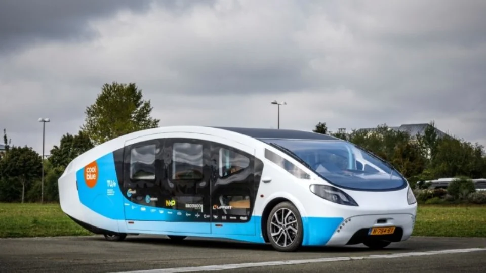 Primeiro motorhome, criado por estudantes na Holanda e movido a energia solar, serve de inspiração