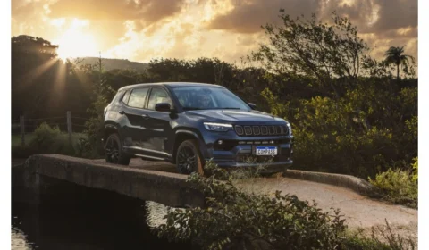 Jeep apresenta Compass 4xe híbrido plug-in, com tecnologia e performance inéditos no segmento