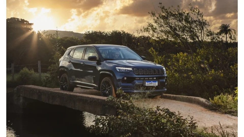 Jeep apresenta Compass 4xe híbrido plug-in, com tecnologia e performance inéditos no segmento