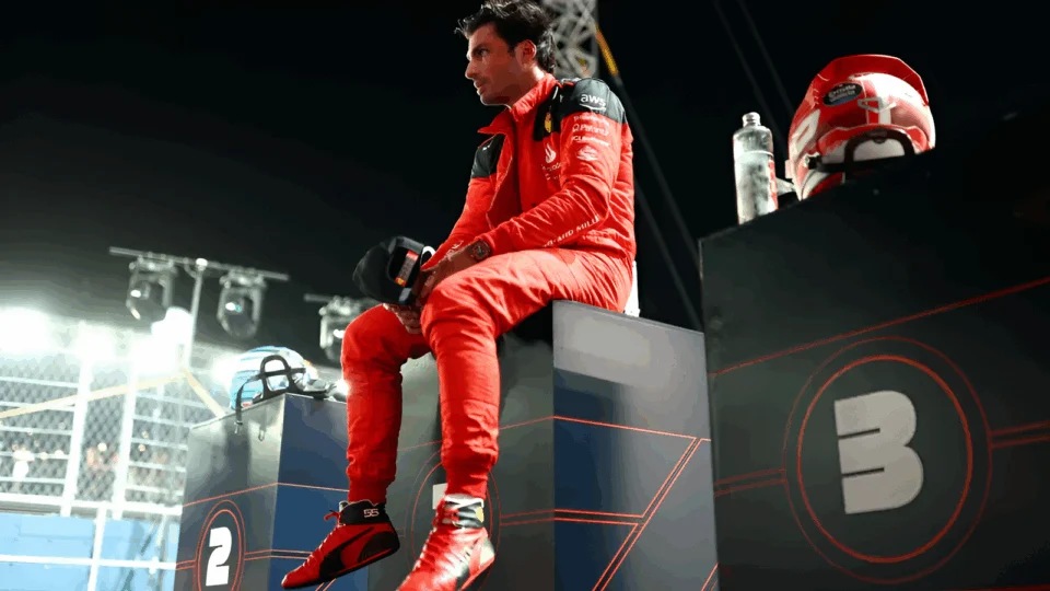 Sainz consegue pole position em Cingapura após a saída surpreendente da dupla da Red Bull no Q2 