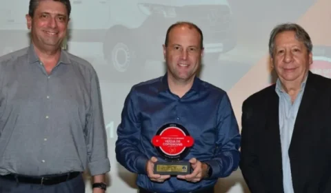 Mercedes-Benz Sprinter é a campeã geral de Caminhões do Selo Maior Valor de Revenda e recebe três troféus na edição deste ano