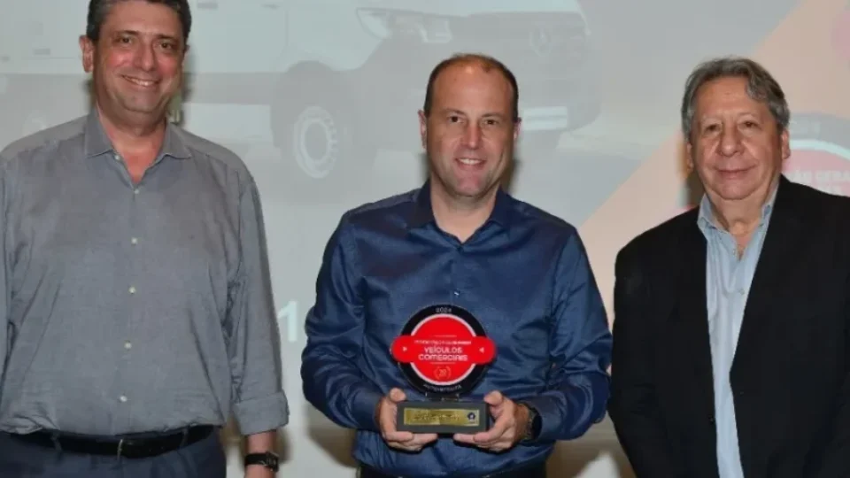 Mercedes-Benz Sprinter é a campeã geral de Caminhões do Selo Maior Valor de Revenda e recebe três troféus na edição deste ano