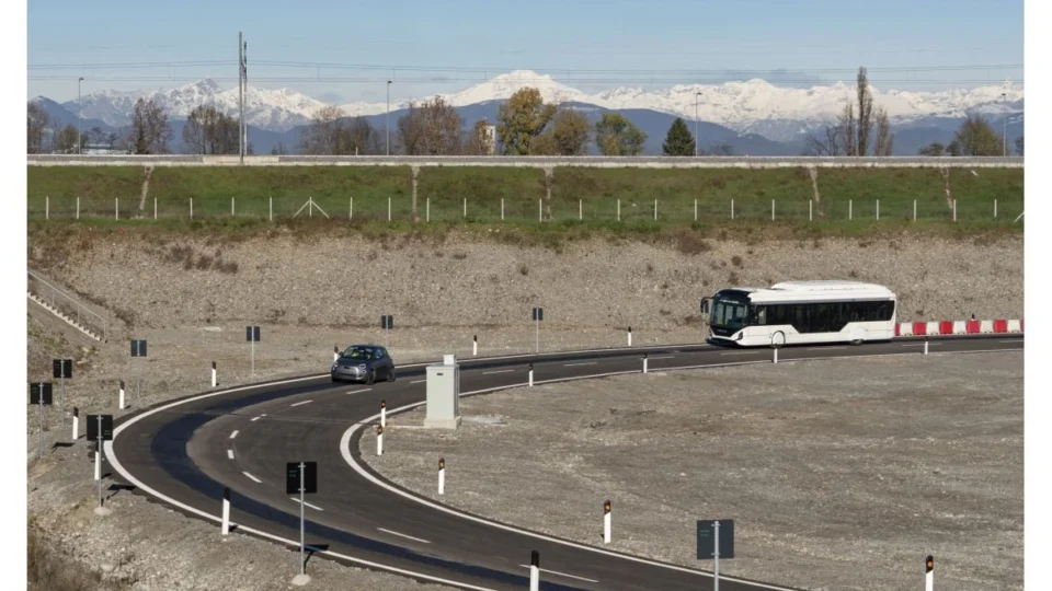 “Arena of the Future” demonstra capacidade por indução para veículo elétrico