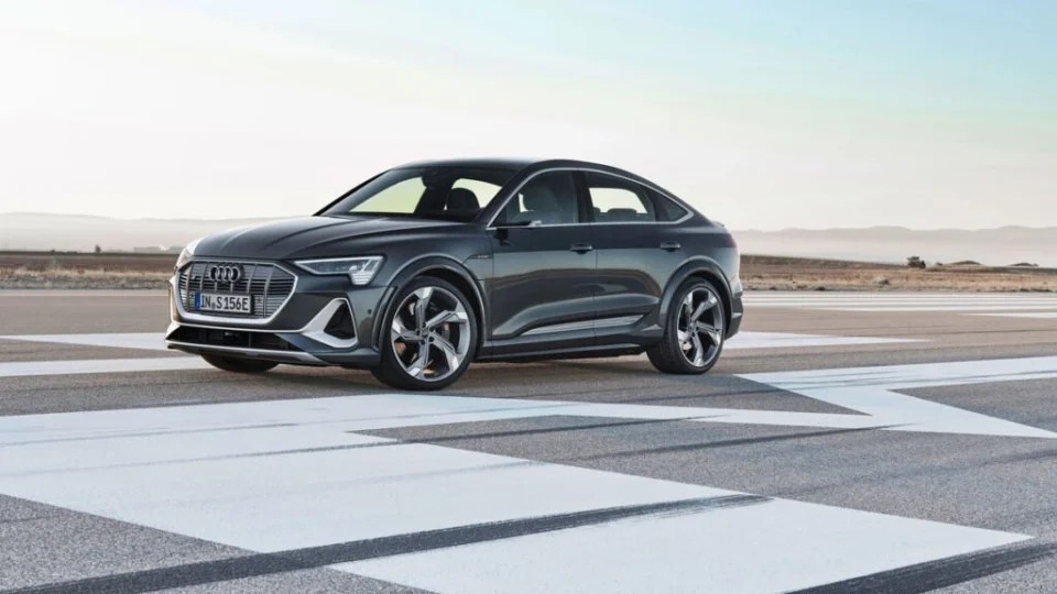 Audi e-tron S Sportback com três motores elétricos entra em pré-venda