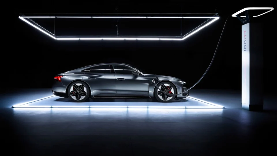 Audi inicia entregas do esportivo elétrico RS e-tron GT