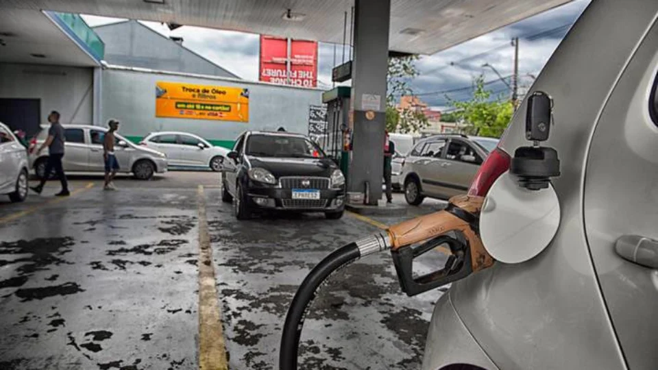 Para compensar reoneração da gasolina governo diz que exportação de óleo cru sustentará receita prevista