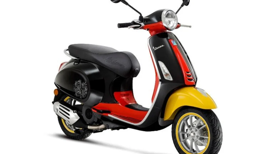 Com a versão “vestida de Mickey” vespa inova para os 100 anos da Disney