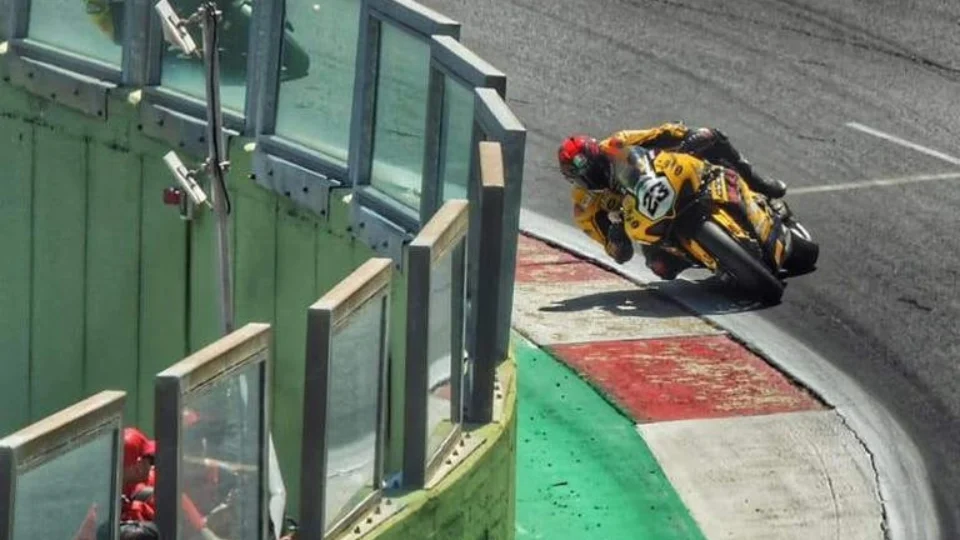 Piloto italiano de Superbikes morre em queda na Alemanha aos 32 anos