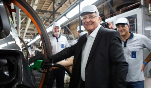 Governo avalia antecipação de imposto para carros eletrificados importados