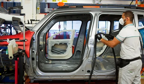 Apesar da crise global de componentes eletrônicos, indústria automobilística brasileira fecha 2021 com leve recuperação e projeta mais um ano de discreta melhora