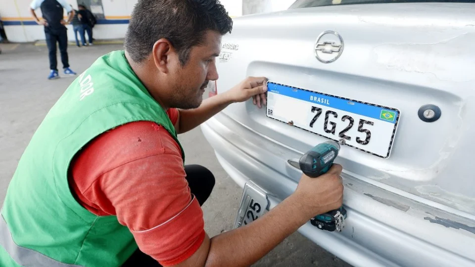 Detran-AM muda sistema de entrega de placas Mercosul