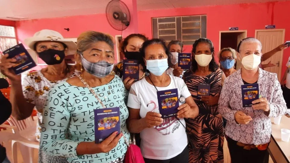 Arsepam tira dúvidas de grupos de idosos sobre o transporte rodoviário, em Iranduba