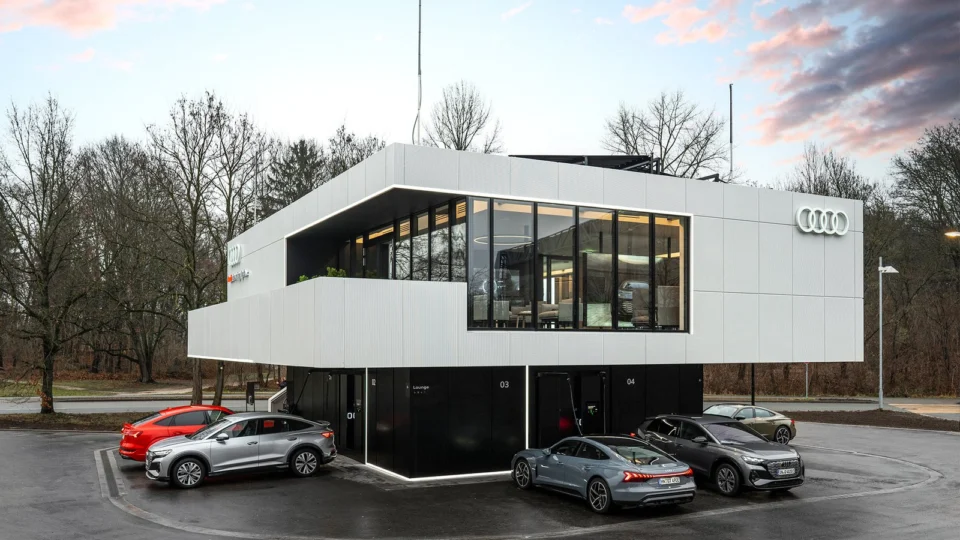 Audi inaugura conceito urbano de carregamento rápido
