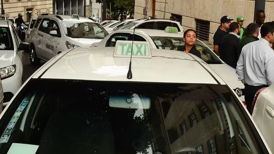 Auxílio Taxista começa a ser pago com parcela dobrada