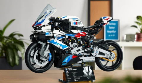 BMW M 1000 RR mostra que é uma gigante mesmo na versão em miniatura feita pela Lego