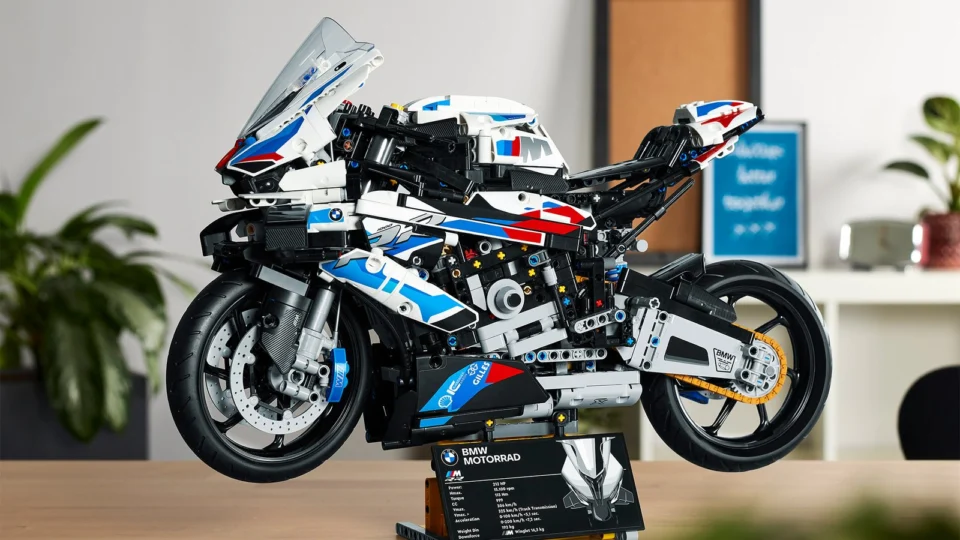 BMW M 1000 RR mostra que é uma gigante mesmo na versão em miniatura feita pela Lego