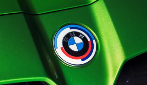 BMW X3 M40i e BMW X4 M40i, modelos mais modernos produzidos no Brasil, ganham logotipos em comemoração aos 50 anos de BMW M