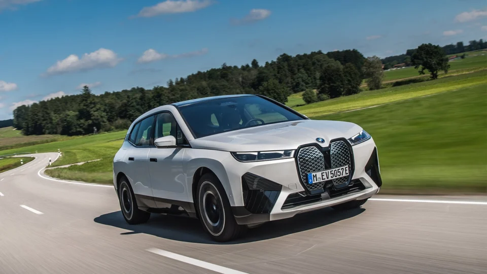 BMW inicia a pré-venda do SUV elétrico iX com preço inicial de R$ 654.950