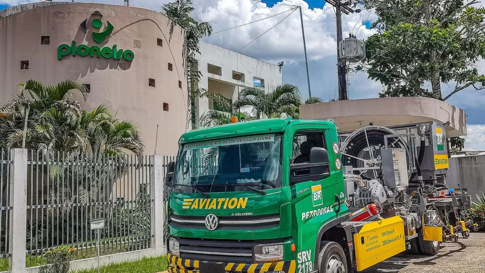 BR Aviation e Pioneiro Combustíveis começam a abastecer aeronaves no Aeroporto de Manaus com caminhão VW 100% elétrico