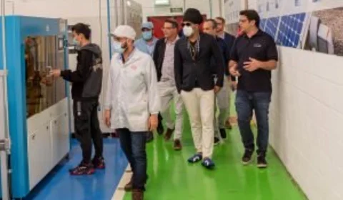 Cantor Carlinhos Brown visita a fábrica da BYD Brasil