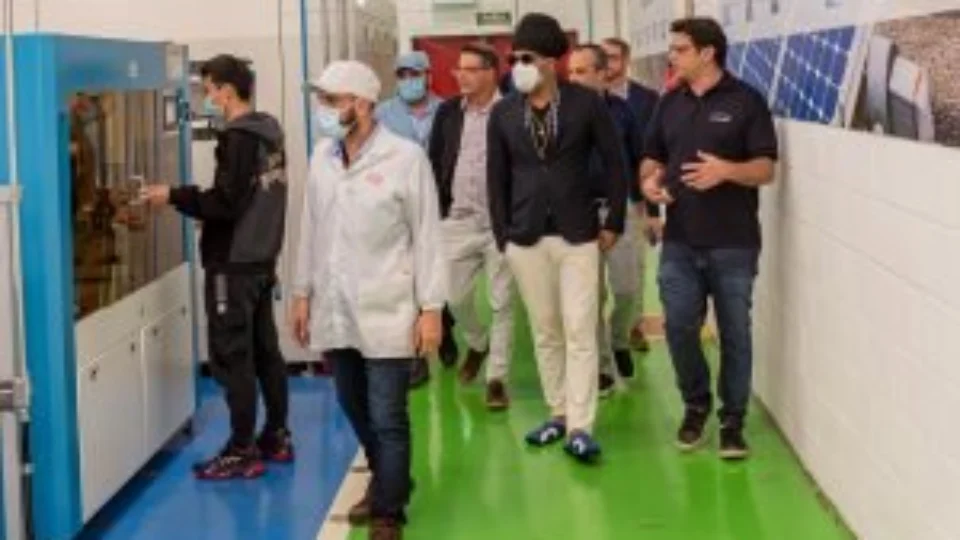Cantor Carlinhos Brown visita a fábrica da BYD Brasil