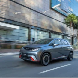 Mercado de veículos eletrificados cresce 30% no Brasil, com destaque para híbridos e chineses