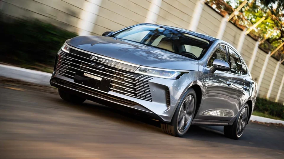 BYD oferece revisão grátis por três anos para quem comprar o sedã híbrido plug-in BYD King