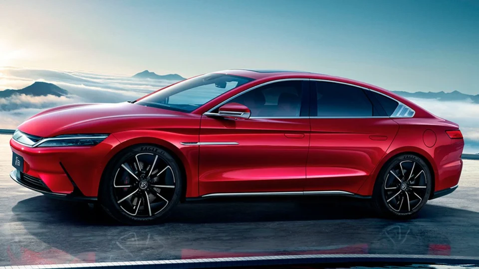 BYD se torna marca de veículos elétricos mais vendida globalmente no primeiro semestre de 2022