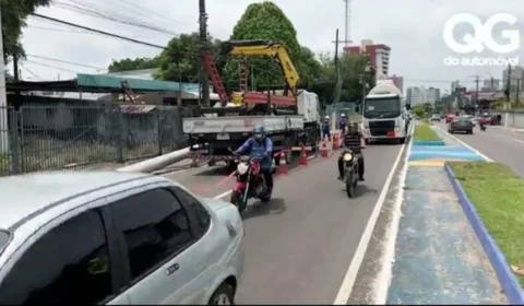 Caminhão derruba poste e deixa trânsito complicado na avenida Efigênio Sales, em Manaus