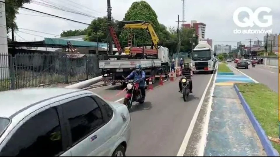 Caminhão derruba poste e deixa trânsito complicado na avenida Efigênio Sales, em Manaus