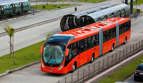Biarticulado Volvo completa três décadas de revolução no transporte de passageiros