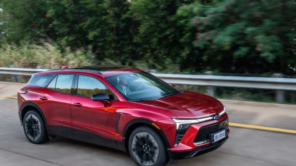 GM eletrifica o mercado premium: Blazer EV chega ao Brasil com tecnologia de ponta e estratégia arrojada