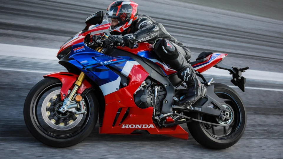 Nova Honda CBR 1000RR-R Fireblade 2022 chega ao Brasil com padrão elevado entre as esportivas do segmento