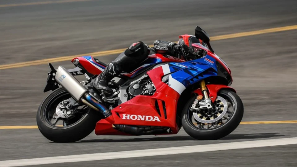 Velocidade e tecnologia da nova Honda CBR 1000RR-R Fireblade SP é destacada em campanha
