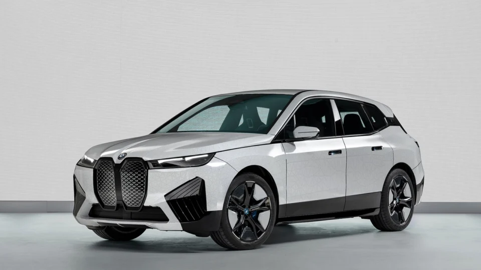 CES 2022: BMW exibe SUV elétrico que troca de cor sozinho