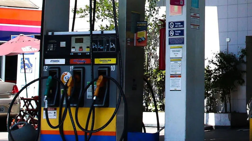 Postos de combustíveis são interditados por venda de etanol adulterado