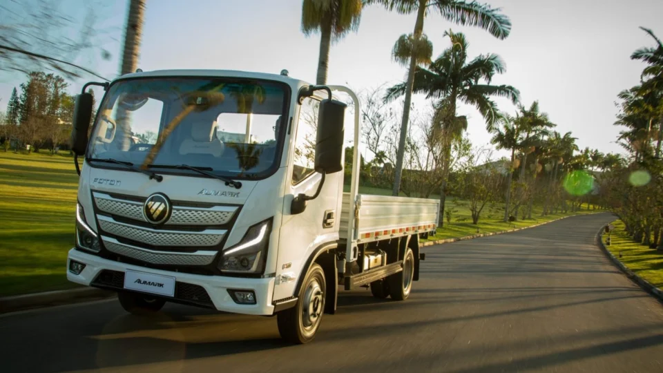 Novo caminhão semileve da Foton terá revisões gratuitas por 3 anos ou 100 mil km rodados