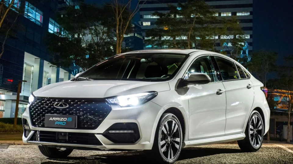 Caoa Chery Arrizo 6 Pro Hybrid 2023 começa a ser vendido por R$ 159.990