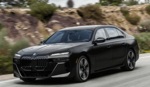 Novo BMW Série 7 tem versão elétrica com Tv de 31 polegadas